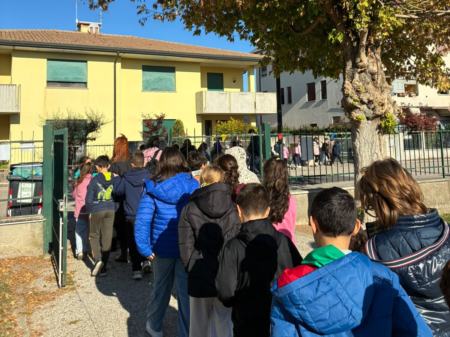 Gli alunni in fila durante il tragitto verso la Biblioteca