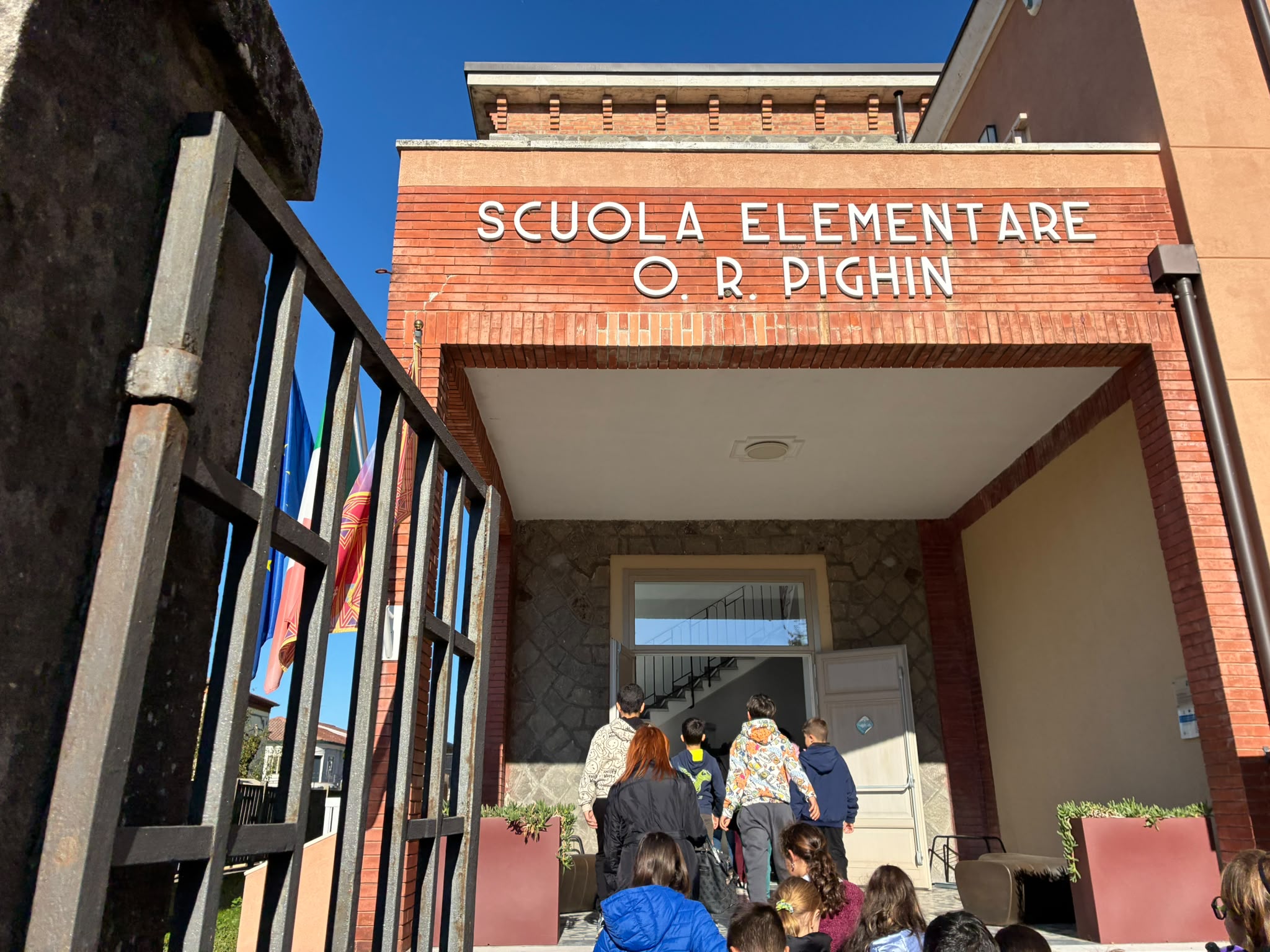 Gli alunni davanti all’ingresso della scuola primaria Pighin