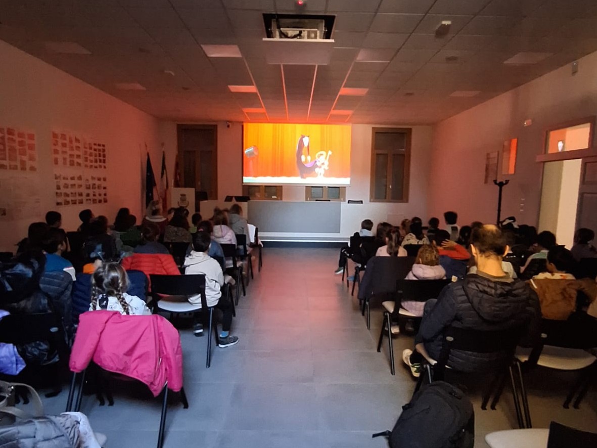 Gli alunni in sala durante la proiezione dei film