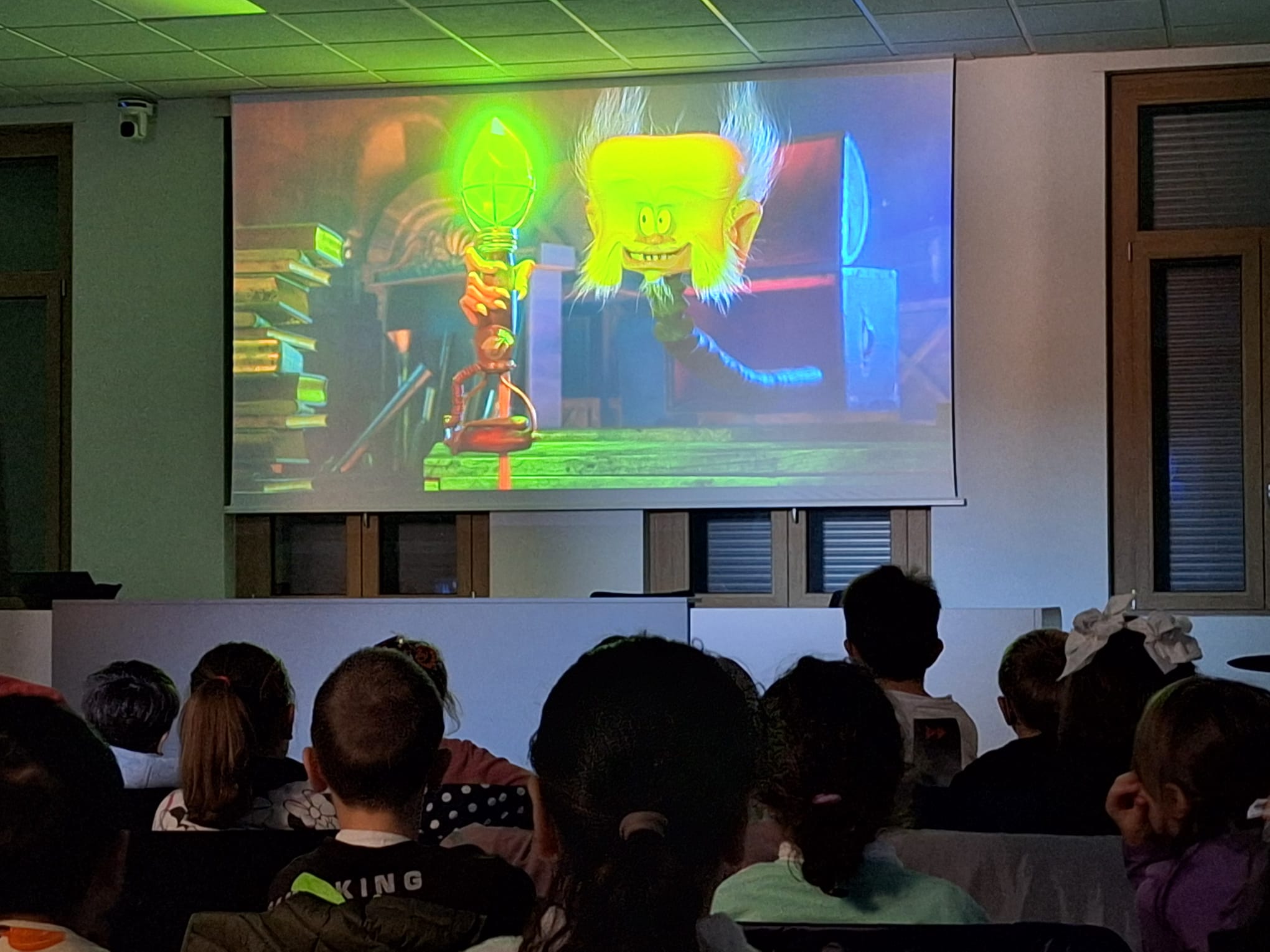 Scena di un cartone animato proiettato in sala