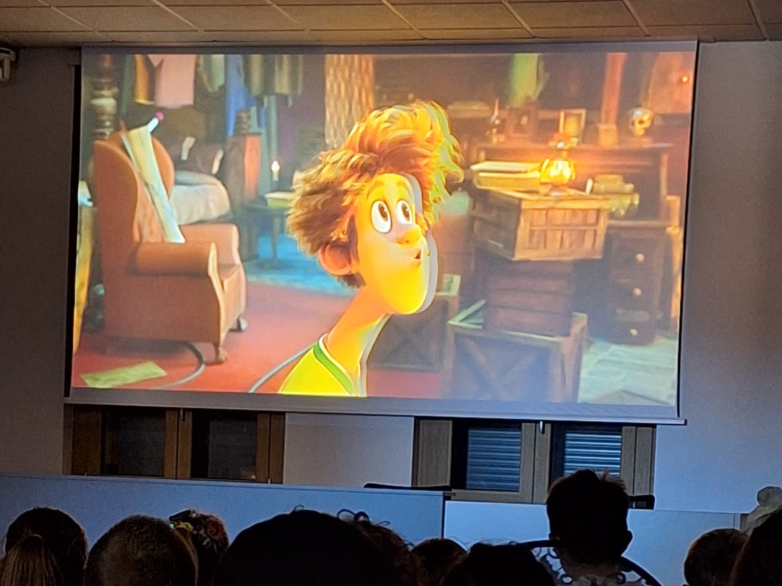 Scena di un cartone animato proiettato in sala