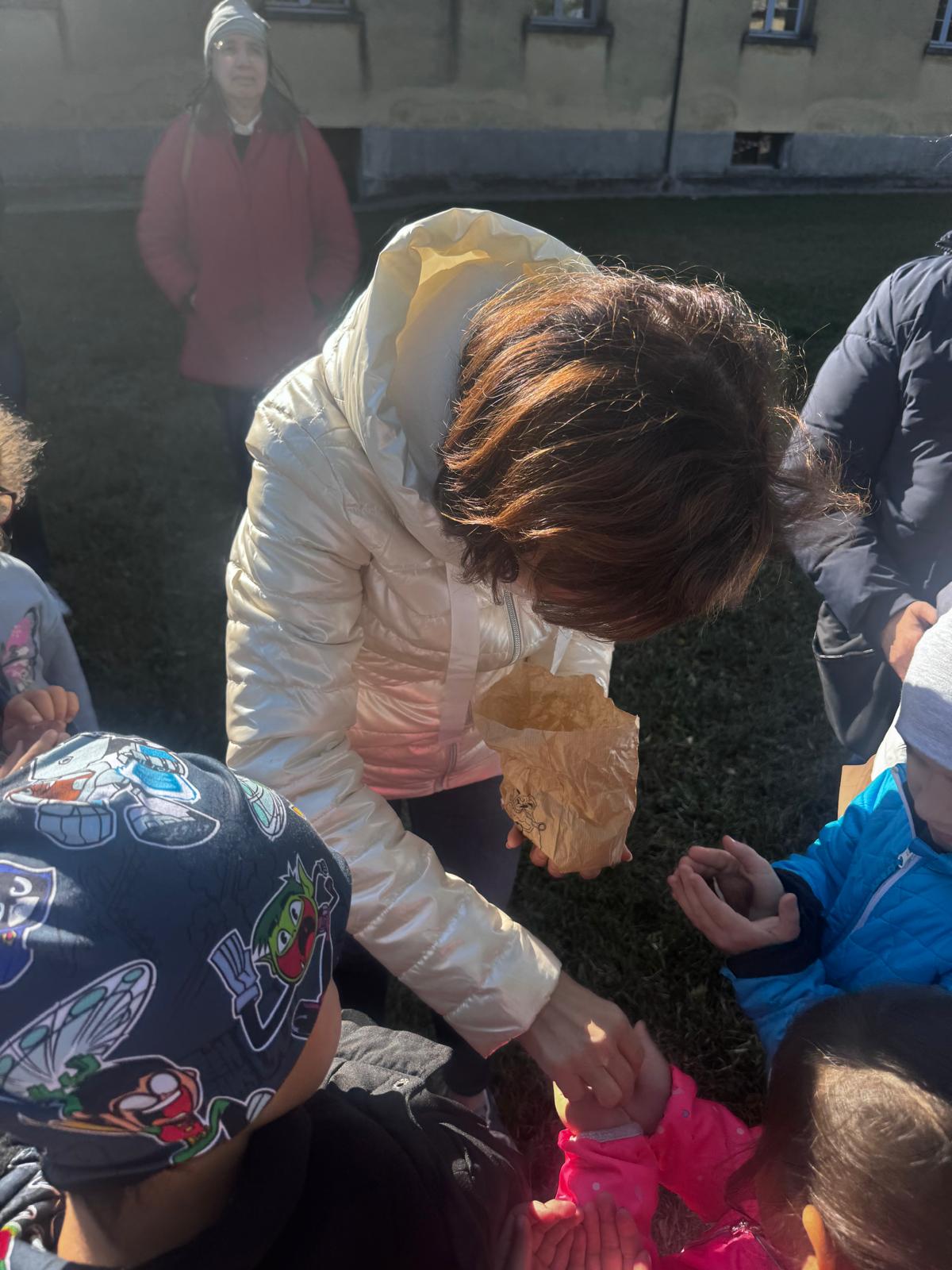 Distribuzione dei bulbi ai bambini da un sacchetto di carta